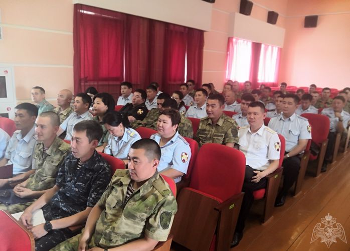 Калмыцкие сотрудники и военнослужащие Росгвардии отметили 350-летие государственного флага Российской Федерации.