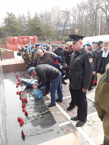 Калмыцкие росгвардейцы почтили память псковских десантников 