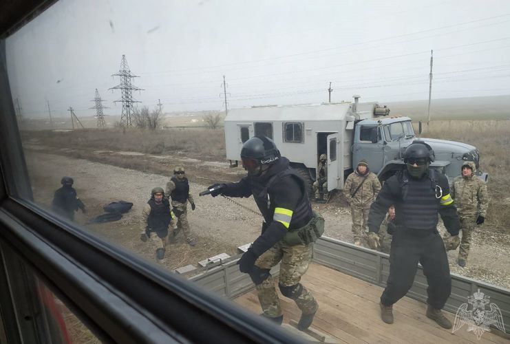 В Калмыкии офицеры специального подразделения Росгвардии провели тренировку действий на объекте железнодорожного транспорта