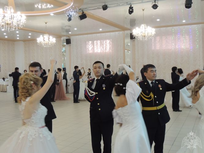 В Калмыкии военнослужащие и сотрудники Росгвардии приняли участие в ежегодном офицерском бале