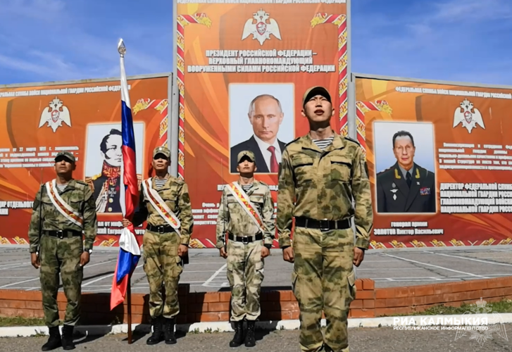 Ко Дню России военнослужащие Управления Росгвардии по Республике Калмыкия исполнили государственный гимн страны (видео).