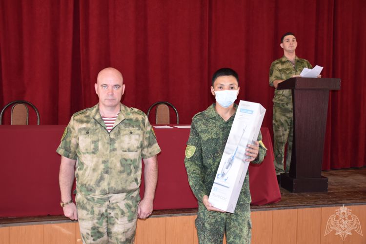 В Калмыкии наградили военнослужащих Росгвардии.