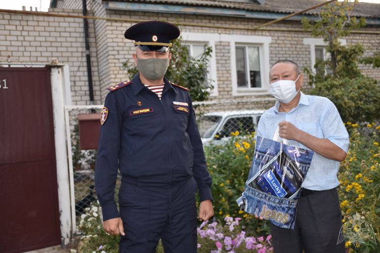 В Элисте, росгвардейцы поздравили ветерана правоохранительных органов с международным Днём пожилых людей