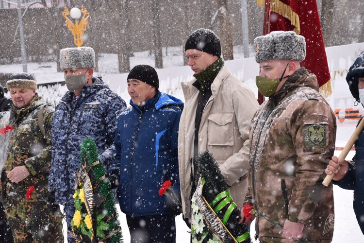 В Калмыкии делегация Росгвардии почтила память воинов-интернационалистов.