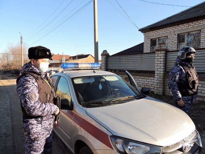 СЕВШЕГО ЗА РУЛЬ НЕТРЕЗВОГО МУЖЧИНУ БЕЗ ВОДИТЕЛЬСКИХ ПРАВ ЗАДЕРЖАЛИ РОСГВАРДЕЙЦЫ В КАЛМЫКИИ