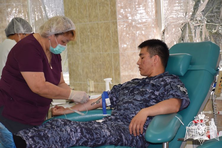 ДОНОРСКУЮ КРОВЬ ДЛЯ НУЖДАЮЩИХСЯ В ПОМОЩИ ЖИТЕЛЕЙ КАЛМЫКИИ СДАЛИ СОТРУДНИКИ РОСГВАРДИИ