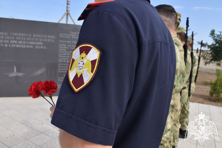 Память жертв терроризма почтили росгвардейцы в Калмыкии