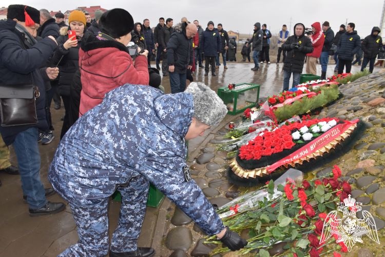 Память жертв депортации калмыцкого народа почтили росгвардейцы в Элисте