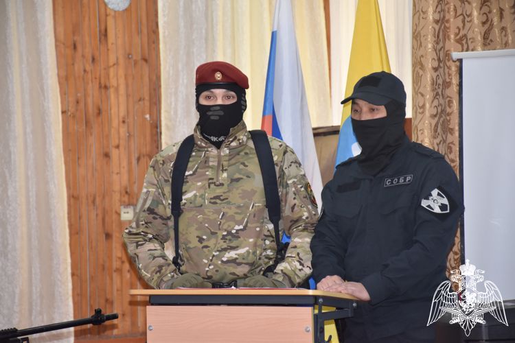 Росгвардейцы провели урок мужества для школьников в Калмыкии 