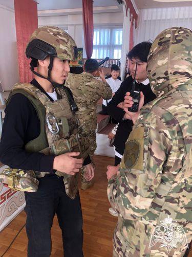 Росгвардейцы провели урок мужества для школьников в Калмыкии