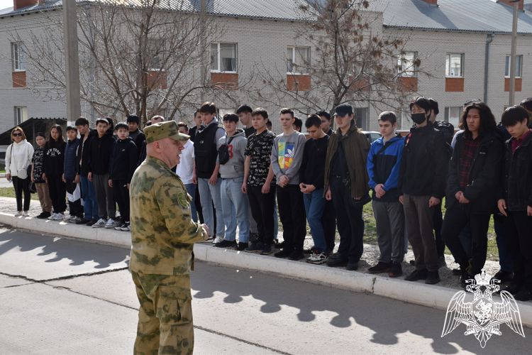 В Калмыкии молодое поколение присоединилось к Всероссийской акции "Дни Росгвардии"