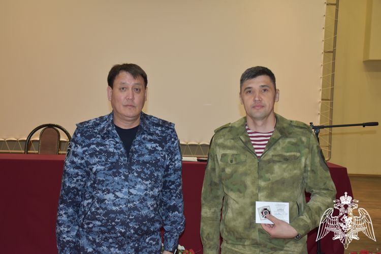 Ведомственные награды вручены росгвардейцам в Элисте