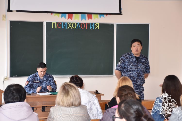 Росгвардейцы провели встречу со студентами в Элисте