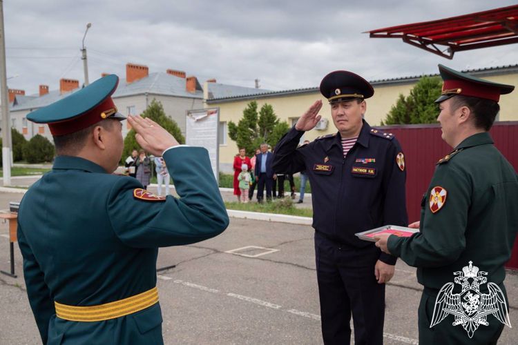Росгвардейцам – участникам  СВО вручены государственные награды в Калмыкии