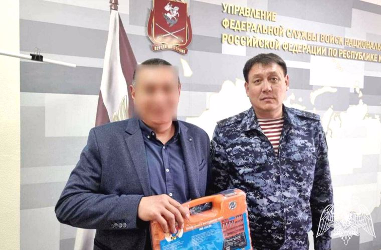 С окончанием службы поздравили коллегу росгвардейцы в Калмыкии