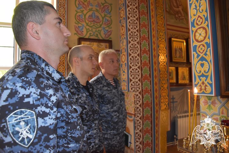 В День памяти князя Владимира росгвардейцы посетили молебен в Калмыкии