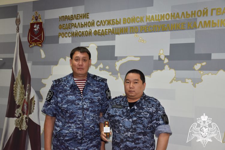 С присвоением очередного воинского звания поздравил подчиненного начальник территориального органа Росгвардии  в Калмыкии