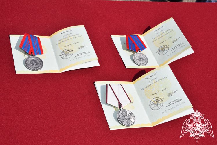 Государственные награды росгвардейцам-участникам СВО вручили в Калмыкии