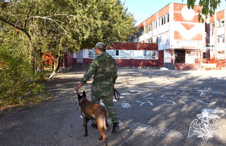 Росгвардейцы в День знаний обеспечили безопасность в школах Калмыкии