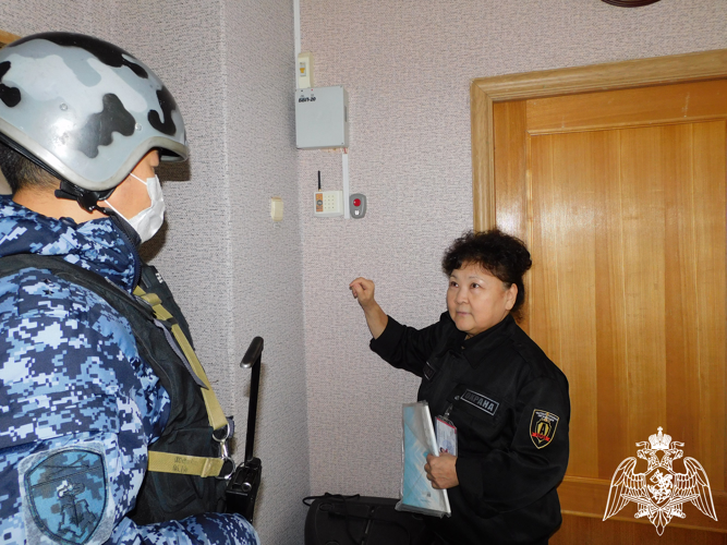 Росгвардия проводит ведомственные проверки средств охраны на объектах образования и детского досуга в Калмыкии