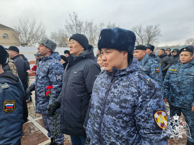 Офицеры Росгвардии и ветераны службы возложили цветы к Вечному огню в элистинском парке Победы