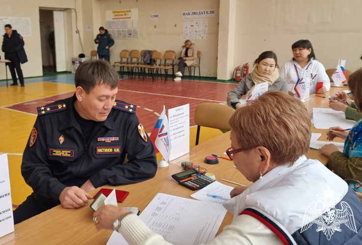 Руководитель Управления Росгвардии по Калмыкии проголосовал на выборах Президента России