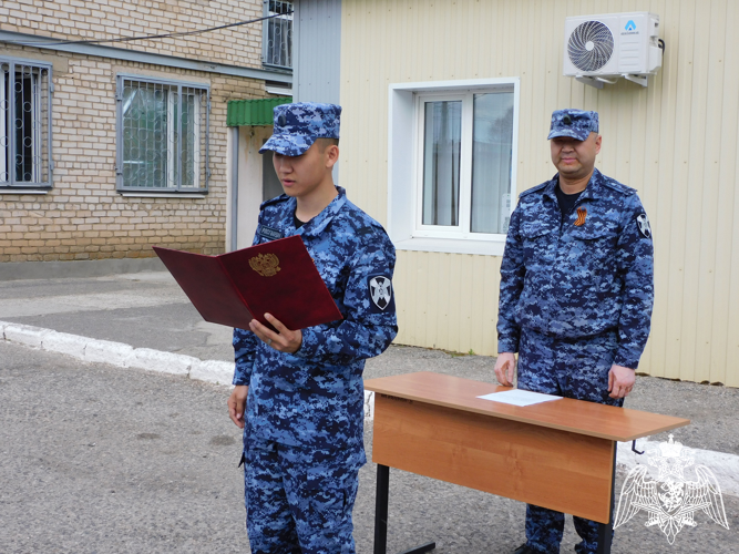 В преддверии Дня Победы росгвардейцы приняли присягу в Элисте