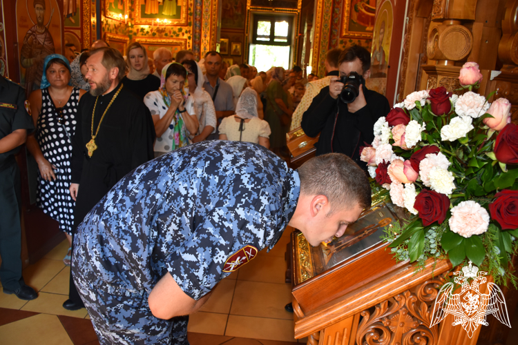 Прихожане православного храма передали маскировочные сети бойцам Росгвардии в Калмыкии