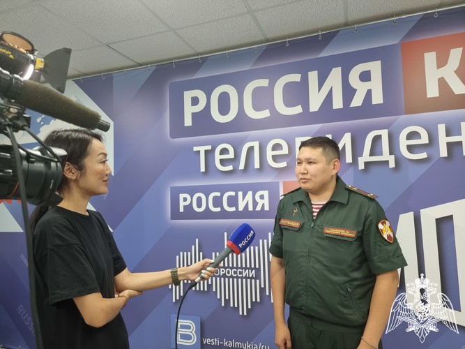 Офицер Росгвардии рассказал журналистам телевидения и радио о службе по контракту