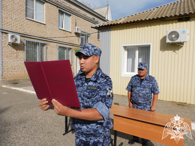 Молодые росгвардейцы приняли присягу в Калмыкии