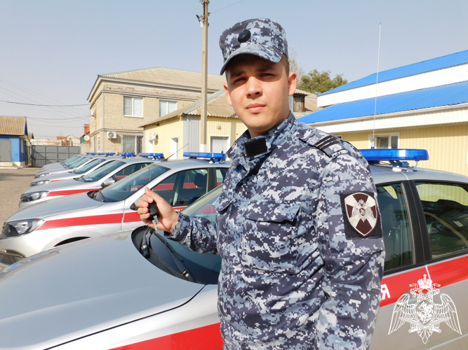 Новые служебные автомобили передали росгвардейцам в Калмыкии