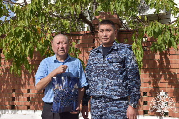 Росгвардейцы навестили  ветерана службы в Элисте