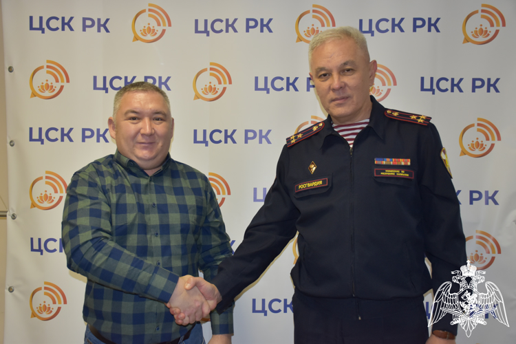 Калмыцкие росгвардейцы поздравили журналистов с Днем Российской печати