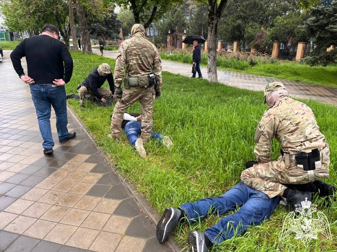 Калмыцкие росгвардейцы оказали силовую поддержку полицейским при задержании мошенника