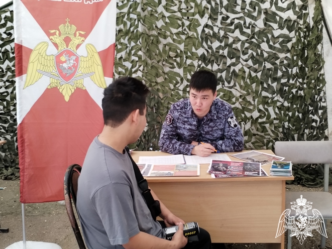 В Элисте росгвардейцы провели профориентационную акцию