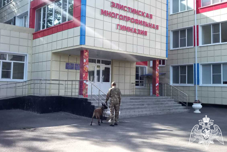 Росгвардейцы обеспечили безопасность линеек в школах Калмыкии