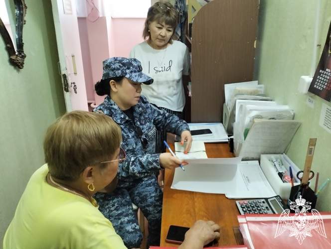 Росгвардейцы проверили системы безопасности школ перед новым учебным годом в Калмыкии