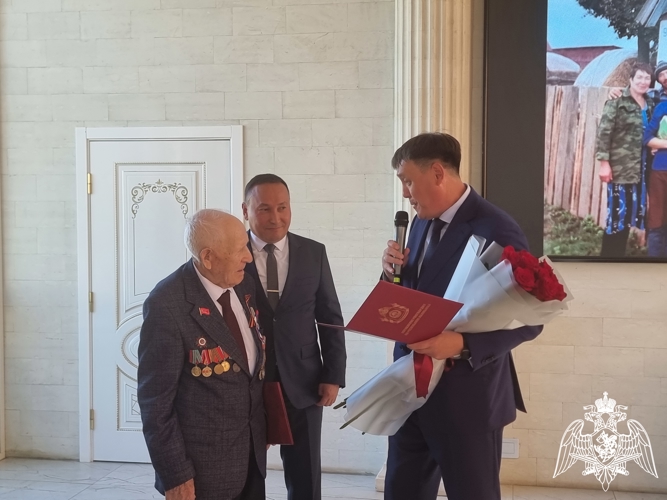 Начальник Управления Росгвардии по Республике Калмыкия поздравил с юбилеем ветерана ВОВ