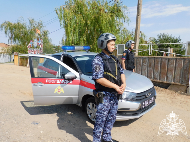 В День знаний росгвардейцы обеспечили безопасность в школах Калмыкии