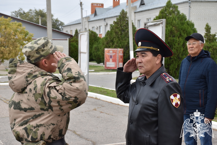 В Элисте наградили росгвардейцев, которые обеспечивали правопорядок на III Международном буддийском форуме