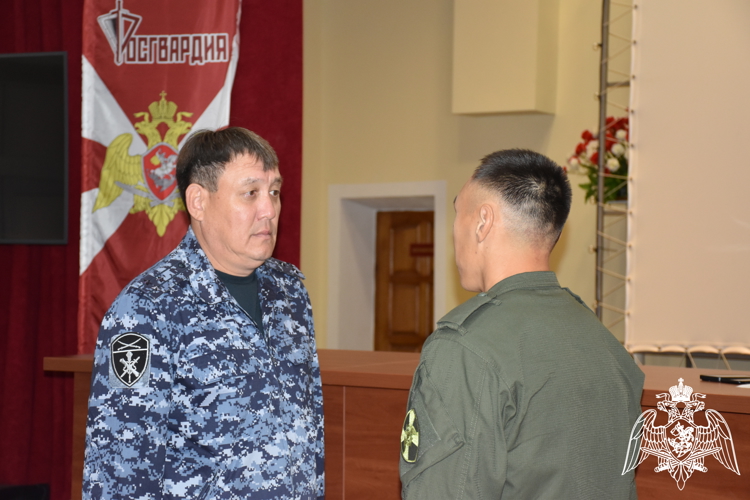 В Элисте начальник Управления Росгвардии вручил погоны сослуживцам