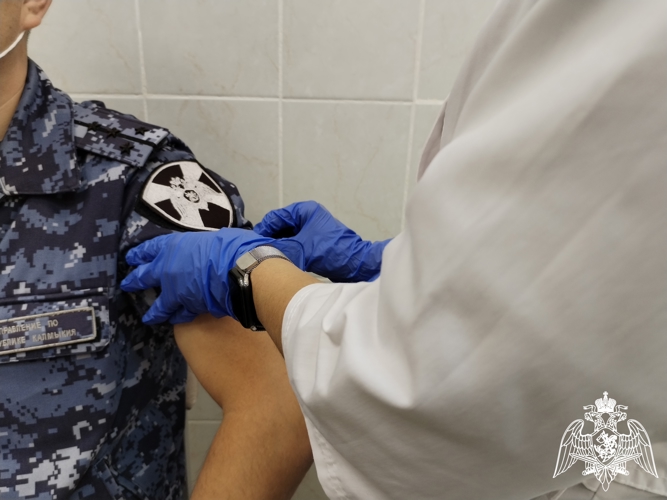Росгвардейцы присоединились к компании по вакцинации от гриппа в Элисте