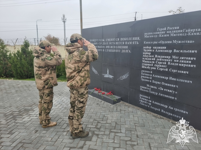 Калмыцкие росгвардейцы почтили память коллег, погибших при исполнении служебного долга