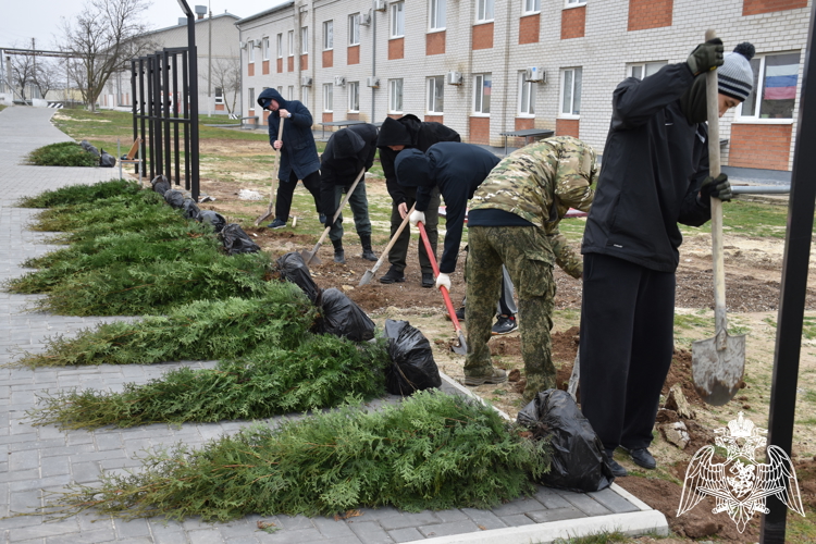 Росгвардейцы стали участниками международной акции "Сад Памяти" в Элисте 