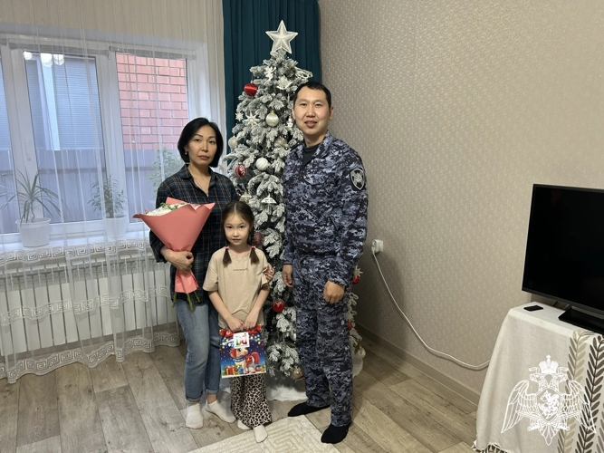 Росгвардейцы в Калмыкии поздравили детей военнослужащего, погибшего при исполнении воинского долга