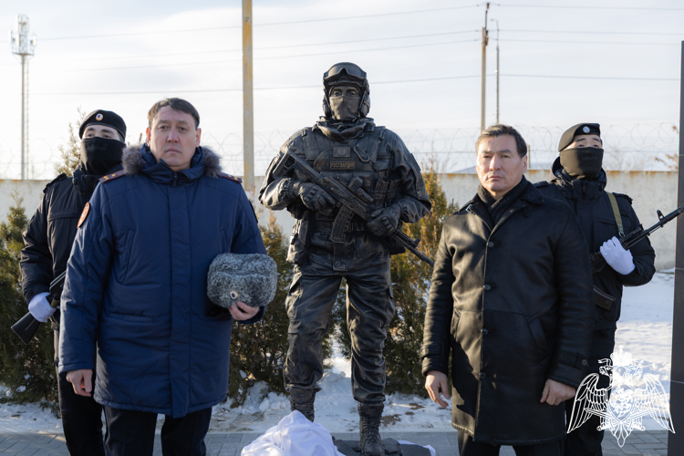 Мемориальный комплекс открыли росгвардейцы в Элисте