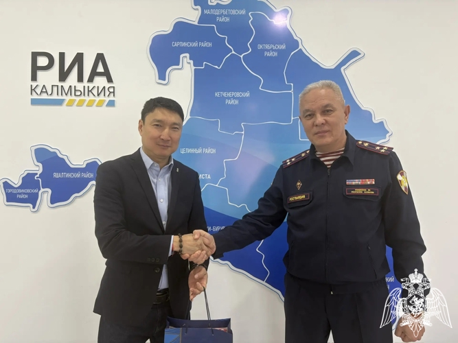 С Днем Российской печати поздравили журналистов Калмыцкие росгвардейцы