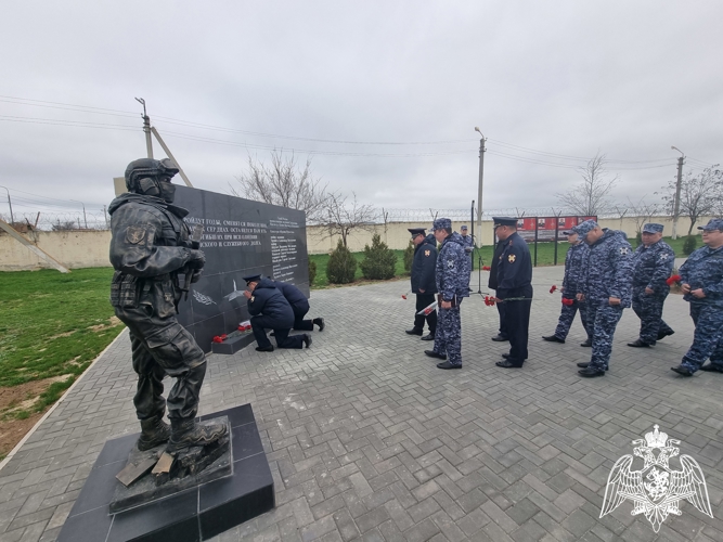 Росгвардейцы в Калмыкии почтили память коллег, погибших при исполнении служебного долга