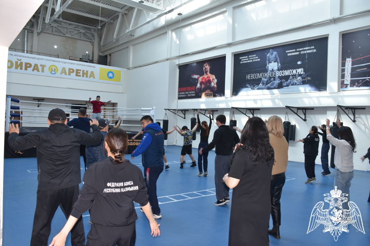 Спортсмен-росгвардеец провел утреннюю зарядку в Элисте