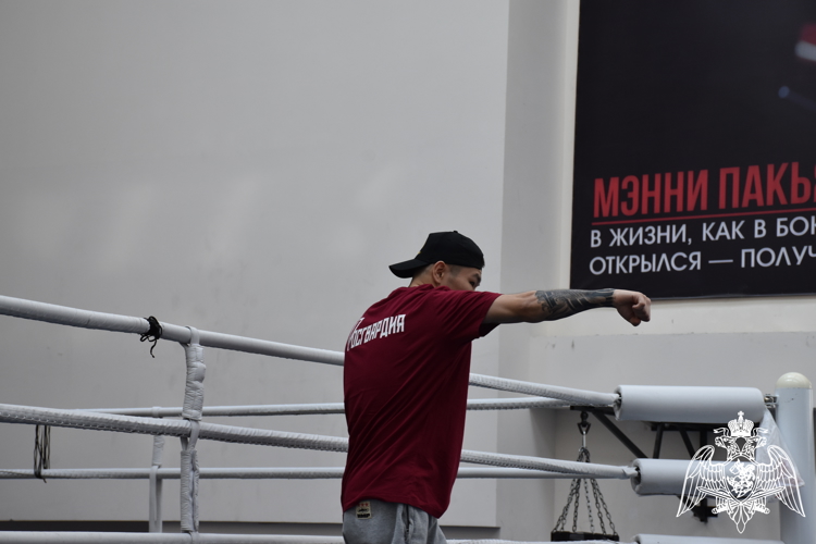 Спортсмен-росгвардеец провел утреннюю зарядку в Элисте